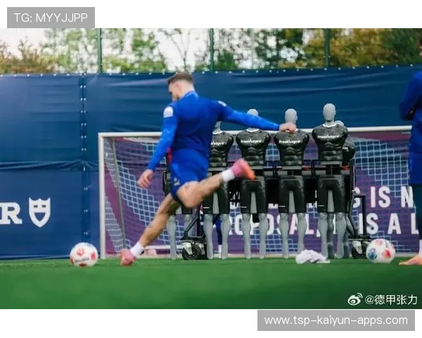 任意球弧线穿过人墙挂网引发掌声:一双鞋、一段训练、一场热血